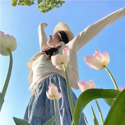 穿黄睡衣的女孩